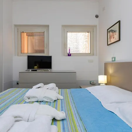 2 Bedroom Stunning In Solto Collina Bg * Riva di Solto